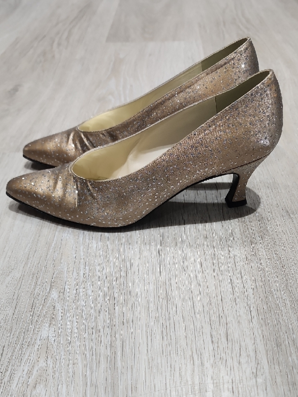 Stuart Weitzman Gold Glitter Mid Kitten Heel Pumps 8 - Picture 4 of 9